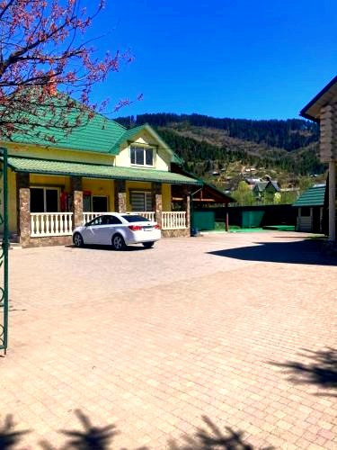 Arrival area and parking at Golden Lemon